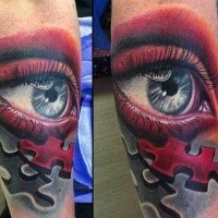 Herrlich aussehendes farbiges Unterarm Tattoo mit weiblichem Auge mit Puzzlestück