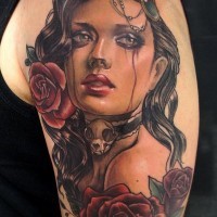 Tatuaje en el brazo, mujer morena magnífica que llora y rosas rojas oscuras