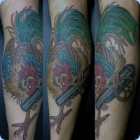 Tatuaje en el brazo,
gallo de pelea multicolor con cañón