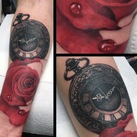 Tatuaje en el antebrazo, reloj de bolsillo y rosa con gotas de agua