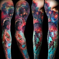Tatuaje en el brazo, mundo submarino con pulpo y medusa y cosmos brillante