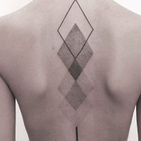 Tatuaje para la columna vertebral, 
figuras geométricas maravillosas