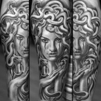 Tatuaje  de Medusa Gorgona misteriosa realista con lagrimas