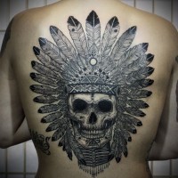 Tatuaje en la espalda, cráneo tocado con un sombrero de plumas