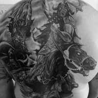 Tatuaje en la espalda,
bárbaros furiosos a caballos con armas