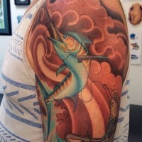 Tatuaje colorido en el hombro, pez marino y bote con pescador