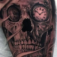 Herrlich gemalter und realistisch aussehender schwarzer  Schädel mit Uhr anstelle des Auges Tattoo