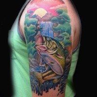 Tatuaje en el brazo, paisaje pintoresco con pez realista