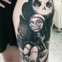 Herrliches gemalt detailliertes schwarzes Monster aus Cartoon Held Tattoo am Oberschenkel mit Monster Mond und Kürbis