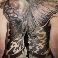 Herrlich gemaltes großes Tattoo am ganzen Rücken  von detailliertem Adler