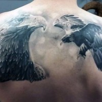 Herrlicher sehr detaillierter schwarzer und weißer Adler Tattoo am oberen Rücken