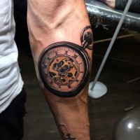 Tatuaje en el antebrazo, reloj mecánico único