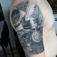 Tatuaje en el brazo, tren precioso con mapa del mundo, compás y pluma con tintero