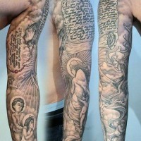 Tatuaje en el brazo completo, tema religioso con letra antigua