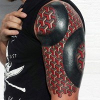 Tatuaje en el brazo, ornamento masivo impresionante de varios colores