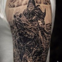 Tatuaje en el brazo, guerrero  antiguo a caballo, dibujo detallado de colores oscuros