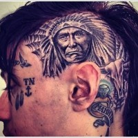Herrliches sehr detailliertes schwarzes Kopf Tattoo mit altem Indianer