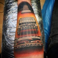 Tatuaje en el antebrazo,
guitarra eléctrica espectacular muy realista