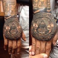Tatuaje en la mano, dibujo detallado de pirámide con ojo masónico