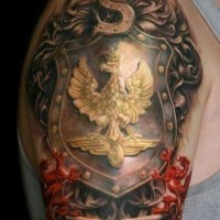 Herrliches sehr detailliertes buntes Familienkreuz Tattoo an der Schulter mit Schriftzug