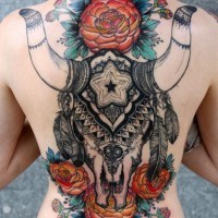 Tatuaje en la espalda, cráneo masivo de toro con flores diferentes y plumas