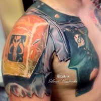 Tatuaje en el hombro y pecho, armadura futurista increíble