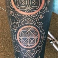 Tatuaje en la pierna, ornamentos florales con círculos rojos