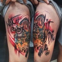 Graffiti Stil farbiges Oberschenkel Tattoo von Skateboard mit Schriftzug