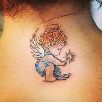 Tatuaje  de ángel chiquito lindo en el cuello