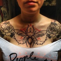 Tatuaggio nero rosso sul petto della donna l'insetto & i fiori