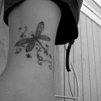 Graues Tattoo von Libelle in der Knöchelgegend
