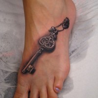 inchiostro grigio le chiavi 3D tatuaggio su piede di ragazza