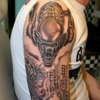 Tatuaje  de criatura alienígena y dos personas en el brazo