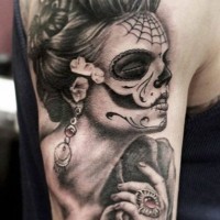 Tatuaje en el brazo,
mujer exquisita, santa muerte