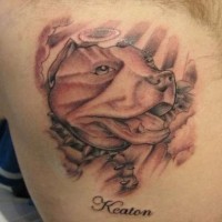 Tatuaje en el hombro, monumento del perro, tinta gris