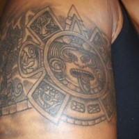 Tatuaje de dios azteca, tinta gris
