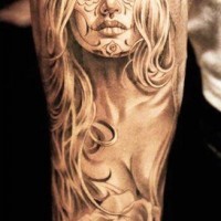 Tatuaje en el brazo,
santa muerte chica misteriosa