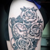 Graue Rosen Blumen und Uhr Tattoo auf Oberschenkel