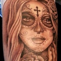 grigio inchiostro ragazza santa muerte con rose tatuaggio