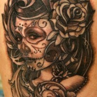 grigio inchiostro santa muerte con modello tatuaggio