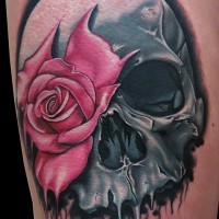 grande cranio con rosa rosa tatuaggio