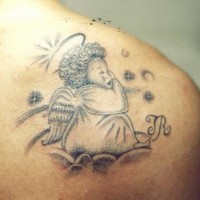 Tatuaje en el hombro, ángel bueno pequeño en el cielo
