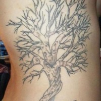 Tatuaje en las costillas de un árbol gris.