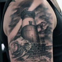 Grau ausgewaschener Stil großes Schulter Tattoo von Leuchtturm mit Wellen