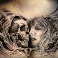 Grau ausgewaschener Stil schwarzes Brust Tattoo mit Gesicht der Frau und menschlichem Schädel