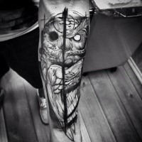 Grau ausgewaschener Stil schwarzes Unterarm Tattoo mit der mystischen Eule