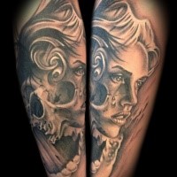 Grau ausgewaschener Stil detailliertes Unterarm Tattoo Weinen Frau mit Schädel
