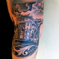 Tatuaggio a mezza manica dettagliato in stile lavato grigio del treno urbano e delle nuvole