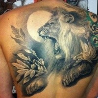Grau ausgewaschener Stil detailliertes Tattoo am oberen Rücken mit tosendem Löwe und Blumen