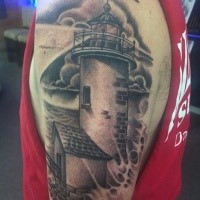 Grau ausgewaschener Stil großes Schulter Tattoo mit altem steinernem Leuchtturm mit Wellen und Nachthimmel